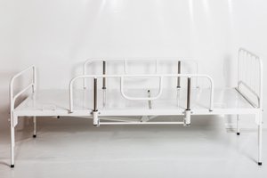 Кровать функциональная медицинская (2 секции, с колесами, ложе – лист, боковые ограждения металлические)